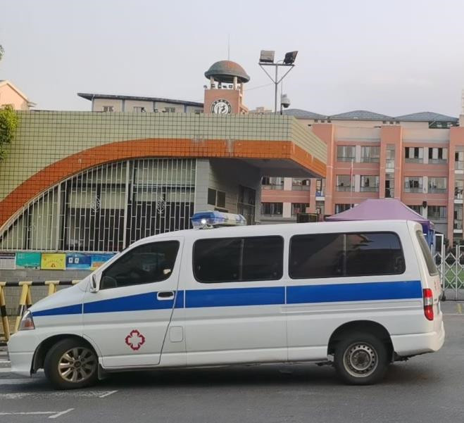 苍梧救护车出租护送骨折病人一公里多少钱